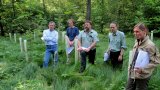 Vorort mit Naturschutzfachleuten