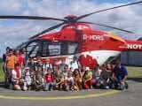 Gruppenbild mit Hubschrauber